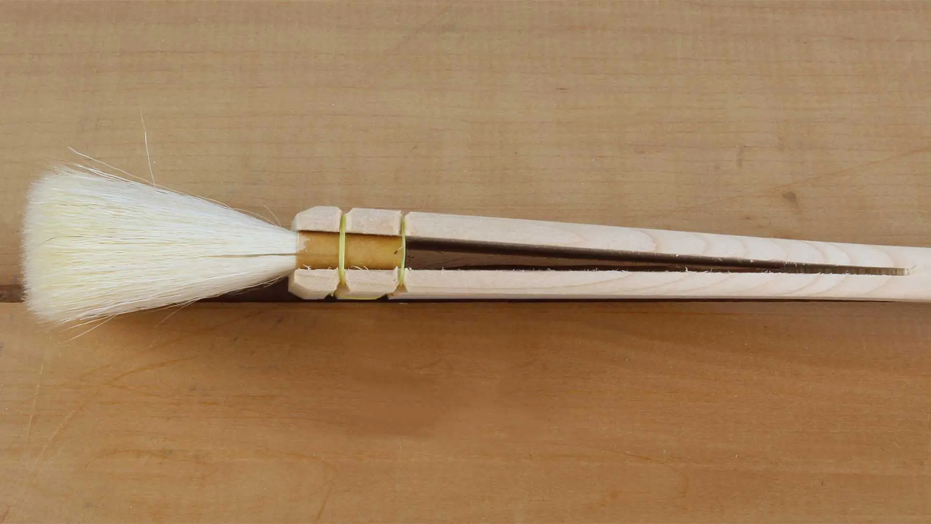 White Brush made of Goat Hair 30 mm with wooden Handle White Brush made of Goat Hair 30 mm with wooden Handle