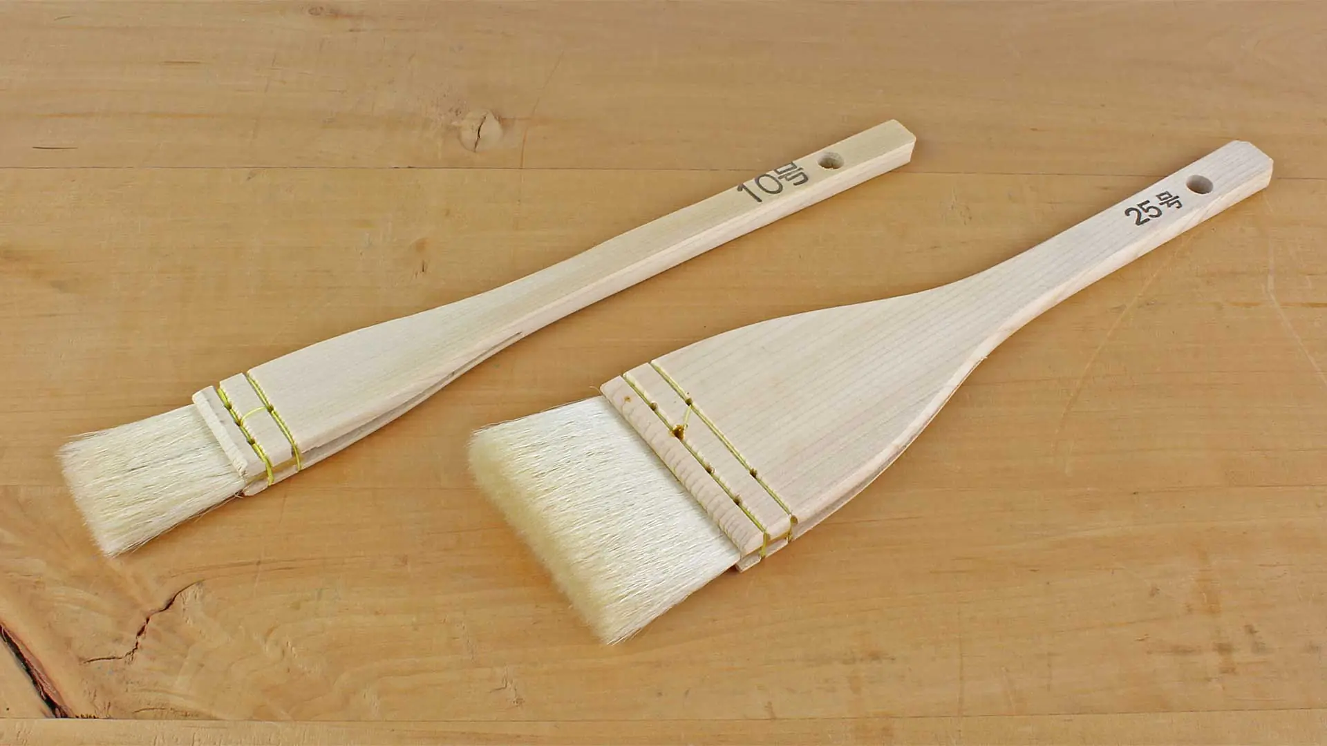 White Brush made of Goat Hair 30 mm with wooden Handle White Brush made of Goat Hair 30 mm with wooden Handle