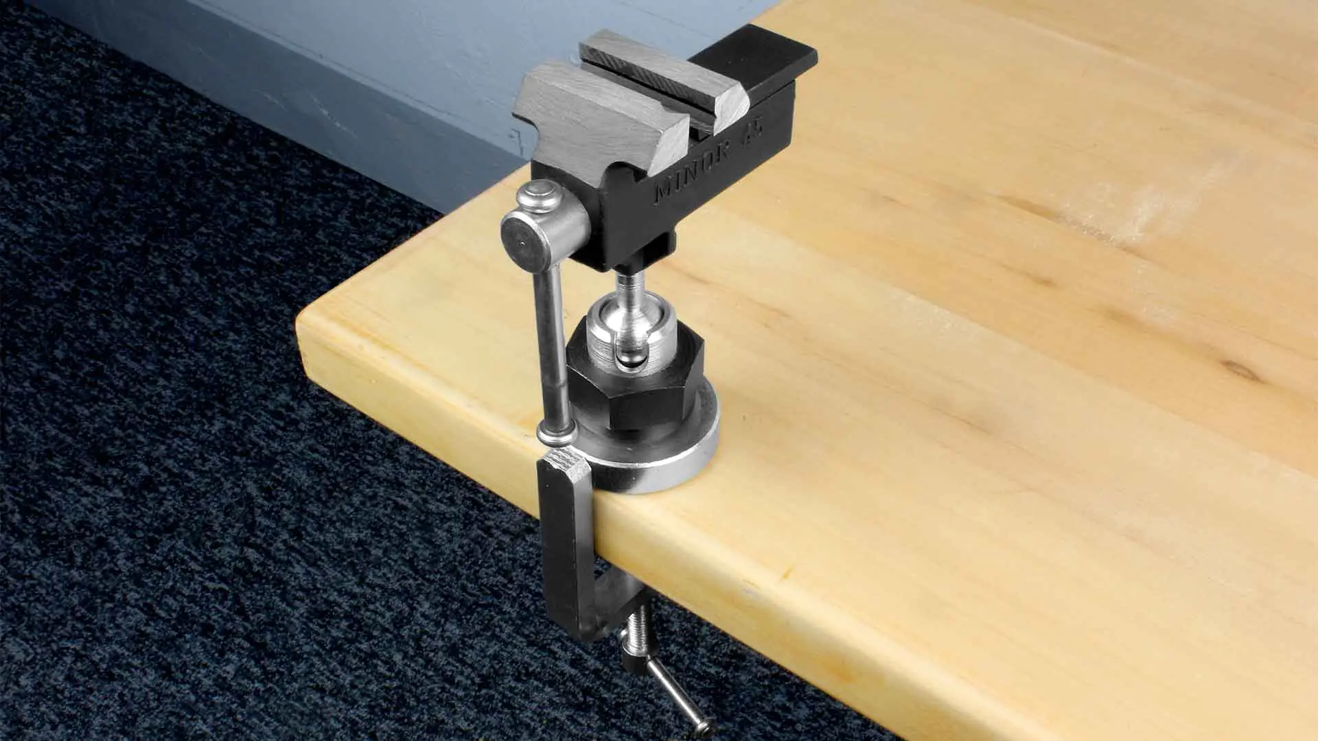 Vise Minor 45KUS to be adjusted in 3 axes and fixed with integral clamp