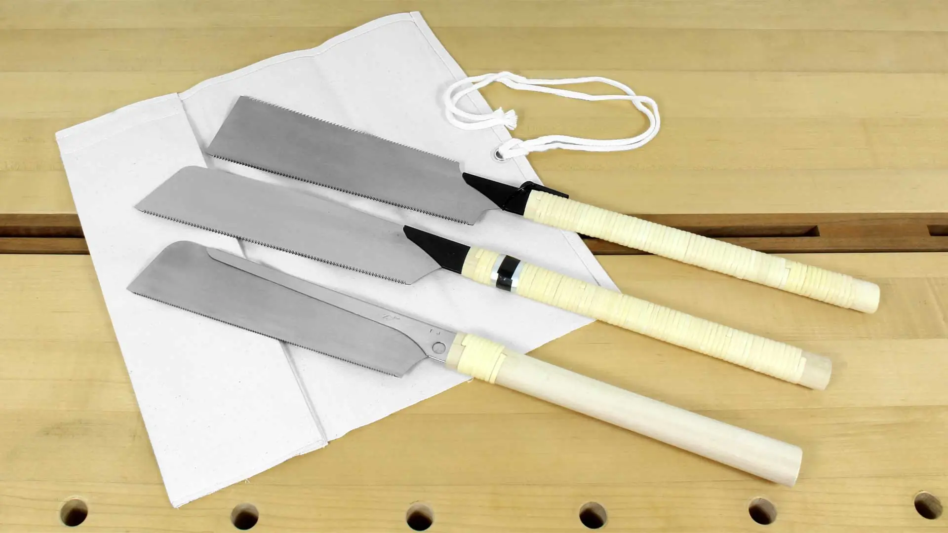 Set Standard of 3 Japanese Saws consisting of a Dozuki super fine (309325), a Ryoba (309310),
a Kataba (309300) and a Canvas Sheath (309858)
