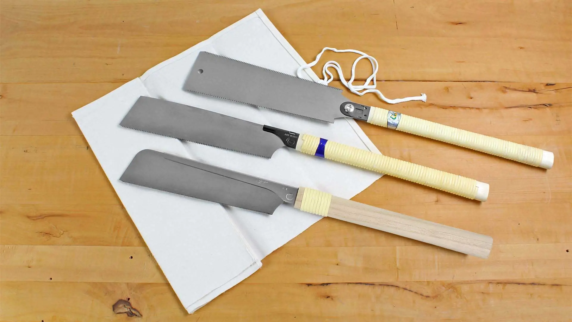 Set Universal of 3 Japanese Saws consisting of a Dozuki super fine (309325), a Ryoba (313780), a Kataba (313790) and a Canvas Sheath (309858)