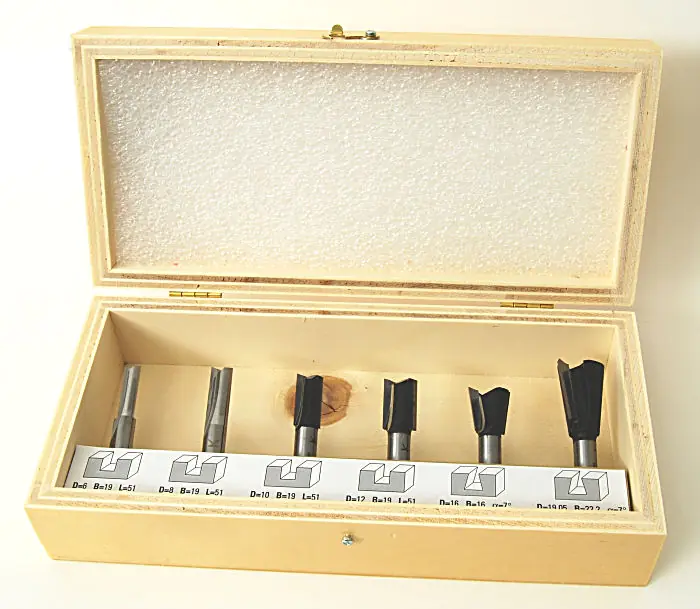 Set of 6 Router Bits (Mixed Set 2) in wooden Box cons. of Straight Cutters 6-8-10-12 mm and Dovetail Bits 16mm/7° and 19.05mm/7° KLEIN Set of 6 Router Bits (Mixed Set 2) in wooden Box cons. of Straight Cutters 6-8-10-12 mm and Dovetail Bits 16mm/7° and 19.05mm/7° KLEIN